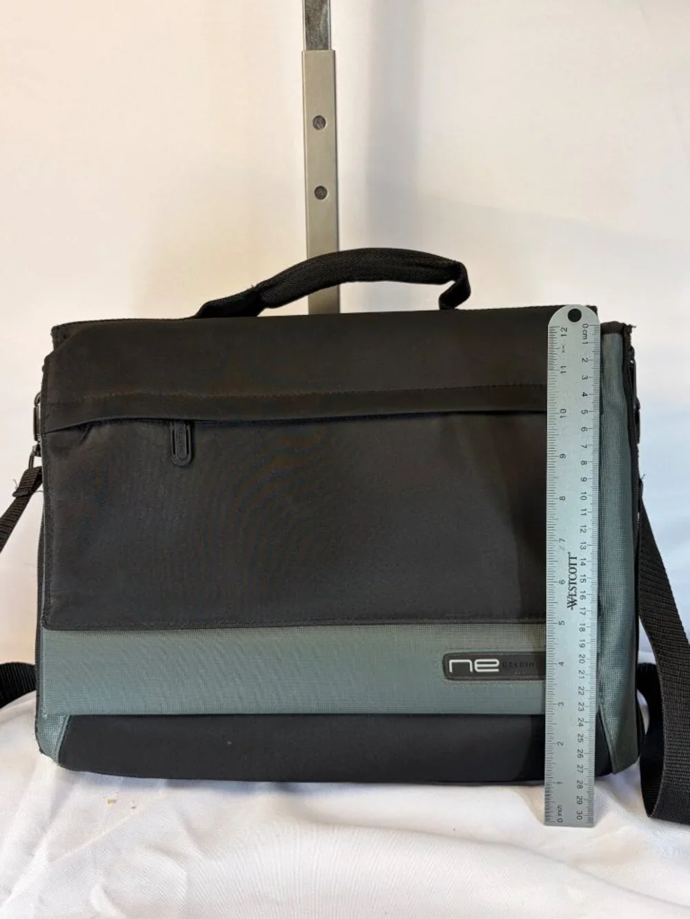 Belkin NE-07 Notebook Laptop Carrying Case Messenger Bag Black Gray Handle